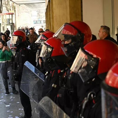 Agentes de la Ertzaintza custodian la entrada a una tienda durante los piquetes para un SMI propio para el País Vasco y Navarra, a 17 de marzo de 2026, en  Bilbao, Vizcaya, País Vasco (España). Los sindicatos nacionalistas ELA, LAB, Steilas, Etxalde e Hiru han convocado piquetes para exigir un salario mínimo interprofesional propio para el territorio vasco y navarro que parta de los 1500 euros mensuales.



David de Haro / Europa Press

17/3/2026