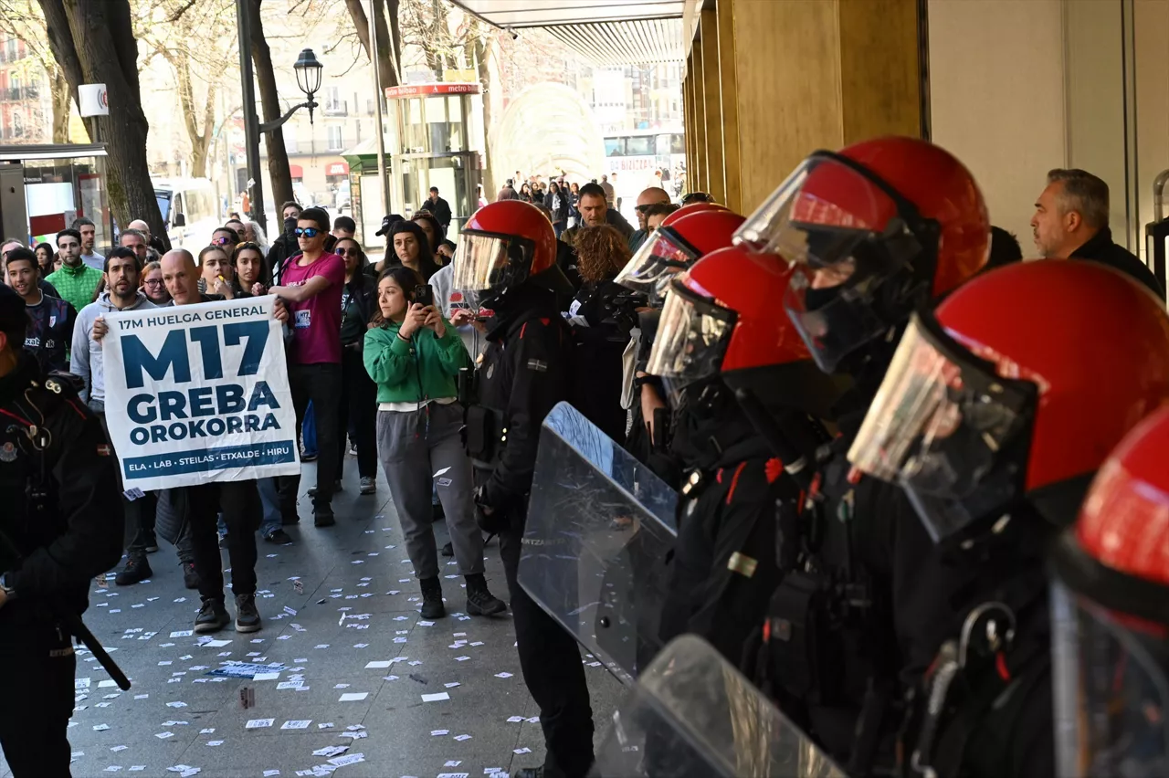 Agentes de la Ertzaintza custodian la entrada a una tienda durante los piquetes para un SMI propio para el País Vasco y Navarra, a 17 de marzo de 2026, en  Bilbao, Vizcaya, País Vasco (España). Los sindicatos nacionalistas ELA, LAB, Steilas, Etxalde e Hiru han convocado piquetes para exigir un salario mínimo interprofesional propio para el territorio vasco y navarro que parta de los 1500 euros mensuales.



David de Haro / Europa Press

17/3/2026