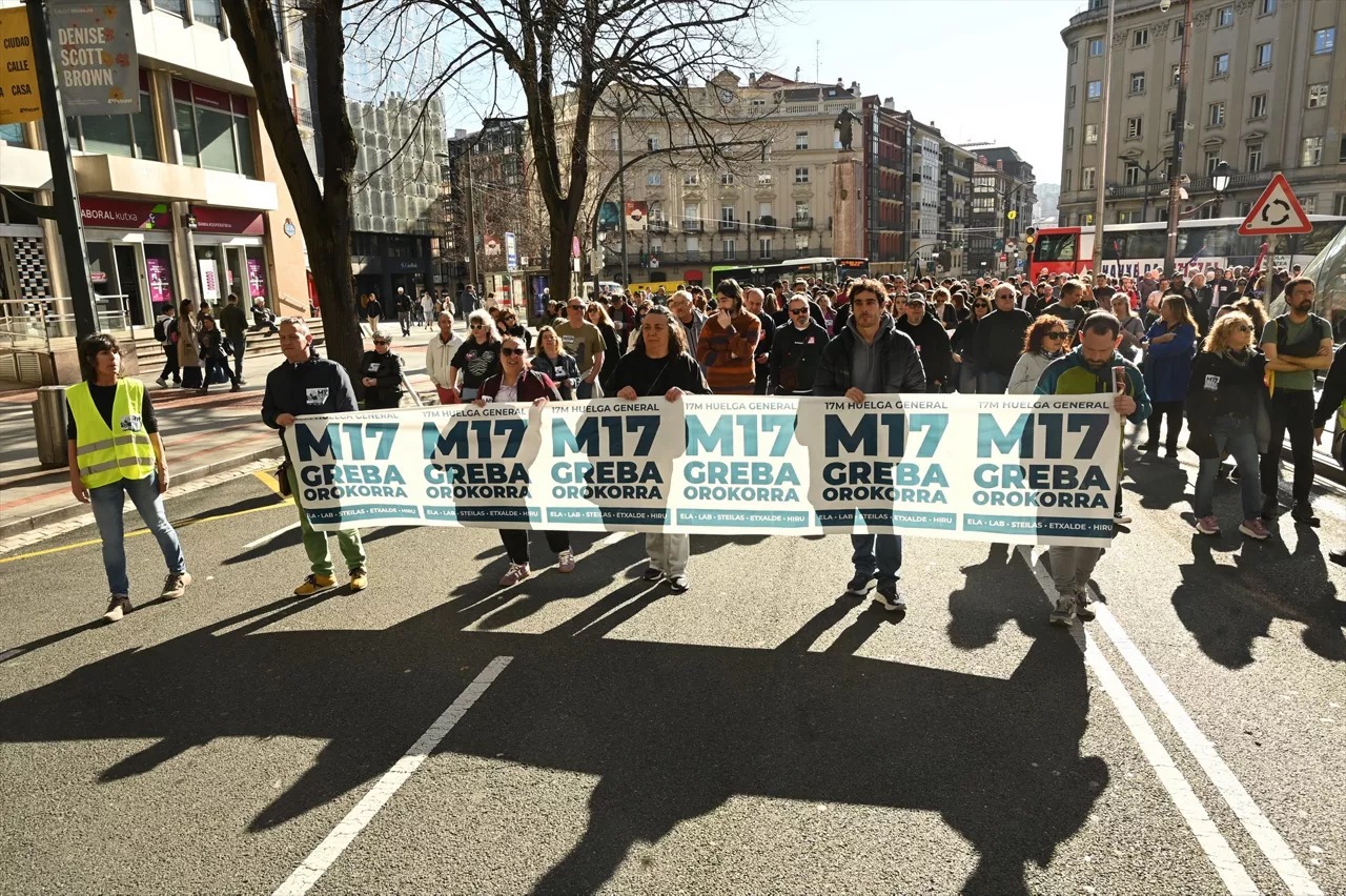 Varios manifestantes durante los piquetes para un SMI propio para el País Vasco y Navarra, a 17 de marzo de 2026, en  Bilbao, Vizcaya, País Vasco (España). Los sindicatos nacionalistas ELA, LAB, Steilas, Etxalde e Hiru han convocado piquetes para exigir un salario mínimo interprofesional propio para el territorio vasco y navarro que parta de los 1500 euros mensuales.



David de Haro / Europa Press

17/3/2026