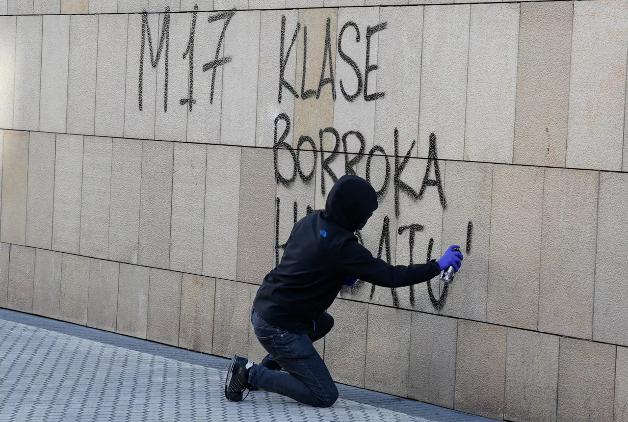 SAN SEBASTIÁN (ESPAÑA), 17/03/2026.- Integrantes de un piquete informativo realizan pintadas en los comercios del centro de San Sebastián este martes durante la huelga general convocada por ELA, LAB y otros sindicatos vascos, en demanda de un salario mínimo interprofesional (SMI) propio. EFE/ Juan Herrero
