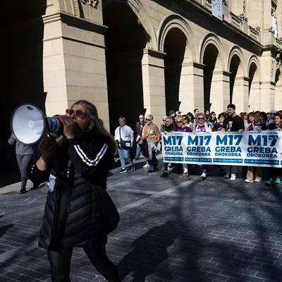 SAN SEBASTIÁN, 17/03/2026.- Un piquete informativo recorre el centro de San Sebastián durante la huelga general convocada por ELA, LAB y otros sindicatos vascos, en demanda de un salario mínimo interprofesional (SMI) propio. EFE/ Javier Etxezarreta
