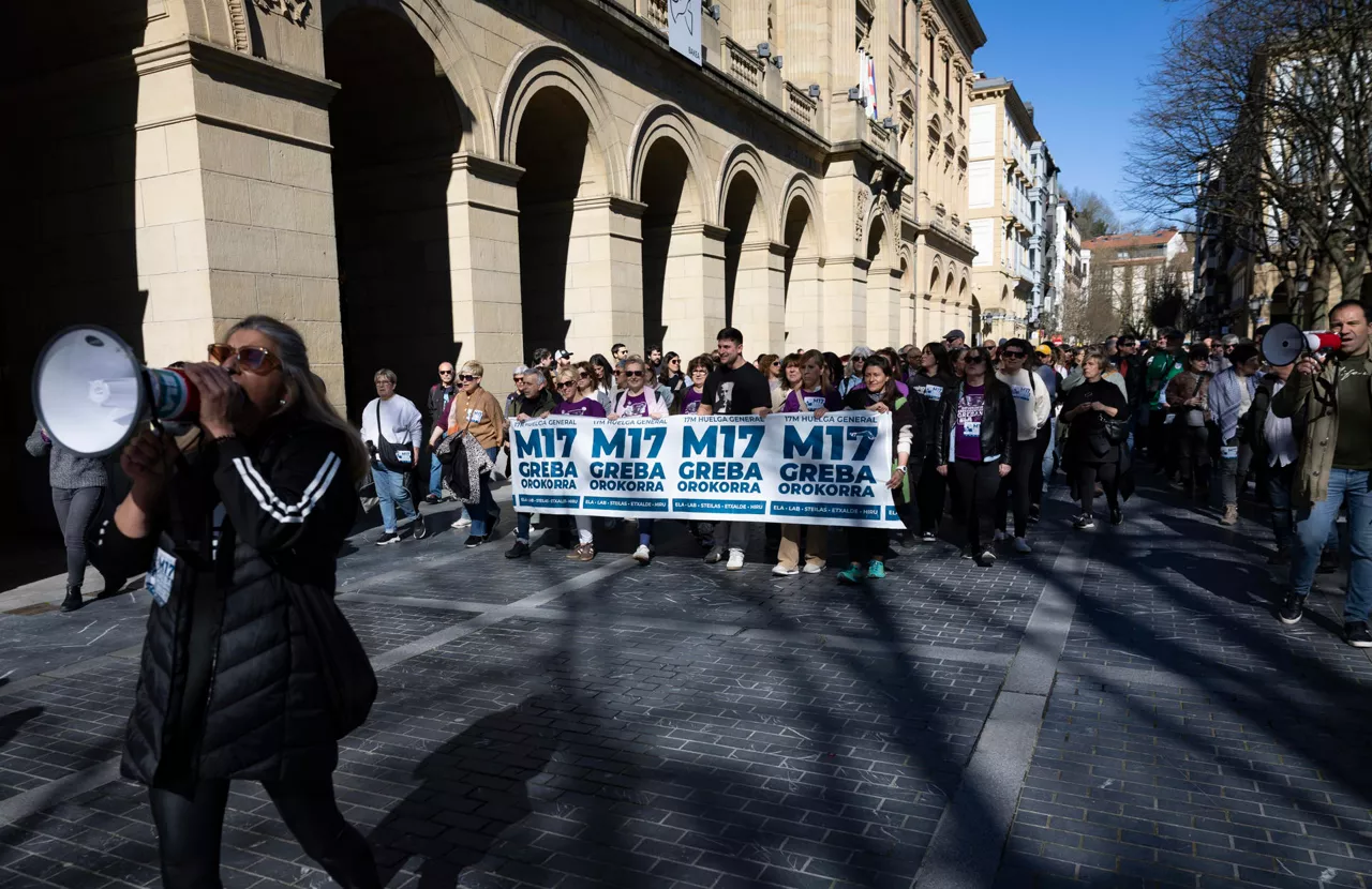 SAN SEBASTIÁN, 17/03/2026.- Un piquete informativo recorre el centro de San Sebastián durante la huelga general convocada por ELA, LAB y otros sindicatos vascos, en demanda de un salario mínimo interprofesional (SMI) propio. EFE/ Javier Etxezarreta
