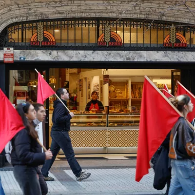 GRAFCAV1093. SAN SEBASTIÁN (ESPAÑA), 17/03/2026.- Integrantes de un piquete informativo realizan pasan junto a los comercios del centro de San Sebastián, este martes durante la huelga general convocada por ELA, LAB y otros sindicatos vascos, en demanda de un salario mínimo interprofesional (SMI) propio. EFE/ Juan Herrero
