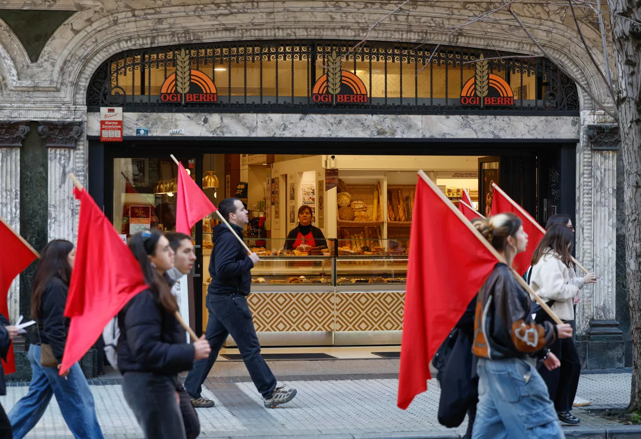 GRAFCAV1093. SAN SEBASTIÁN (ESPAÑA), 17/03/2026.- Integrantes de un piquete informativo realizan pasan junto a los comercios del centro de San Sebastián, este martes durante la huelga general convocada por ELA, LAB y otros sindicatos vascos, en demanda de un salario mínimo interprofesional (SMI) propio. EFE/ Juan Herrero
