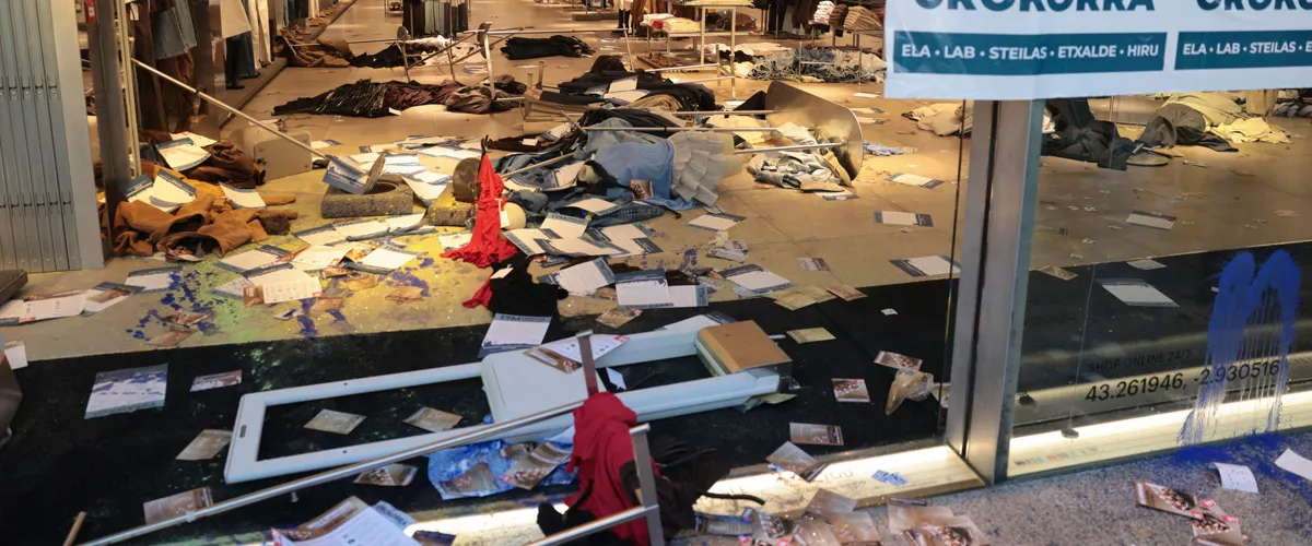 BILBAO, 17/03/2026.- Un establecimiento comercial con destrozos durante la Huelga general de este martes en Bilbao. La mayoría sindical liderada por las centrales nacionalistas ELA y LAB llaman a la huelga general en el País Vasco y Navarra bajo el lema 'Decidir aquí el salario mínimo. SMI de 1.500 euros'. EFE/ Luis Tejido
