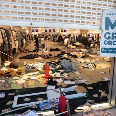 BILBAO, 17/03/2026.- Un establecimiento comercial con destrozos durante la Huelga general de este martes en Bilbao. La mayoría sindical liderada por las centrales nacionalistas ELA y LAB llaman a la huelga general en el País Vasco y Navarra bajo el lema 'Decidir aquí el salario mínimo. SMI de 1.500 euros'. EFE/ Luis Tejido

