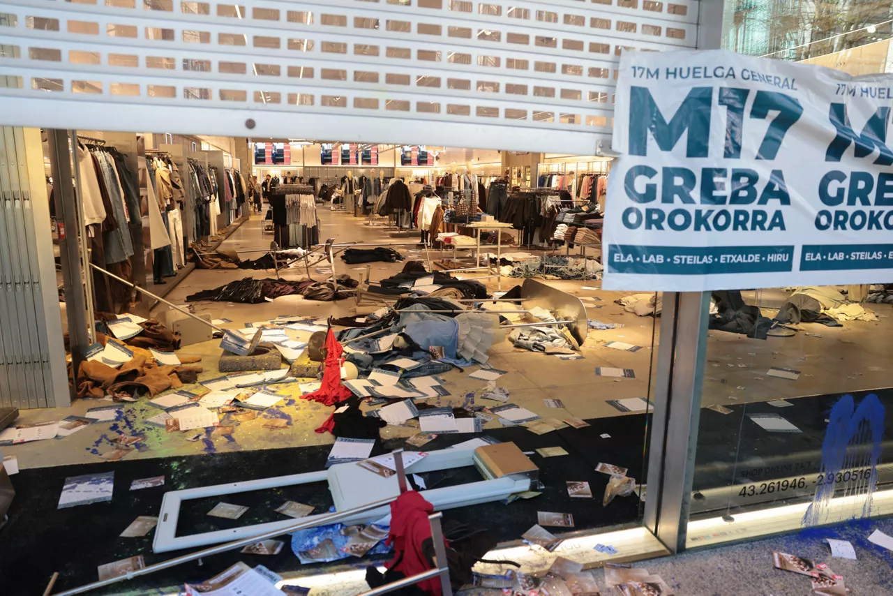 BILBAO, 17/03/2026.- Un establecimiento comercial con destrozos durante la Huelga general de este martes en Bilbao. La mayoría sindical liderada por las centrales nacionalistas ELA y LAB llaman a la huelga general en el País Vasco y Navarra bajo el lema 'Decidir aquí el salario mínimo. SMI de 1.500 euros'. EFE/ Luis Tejido
