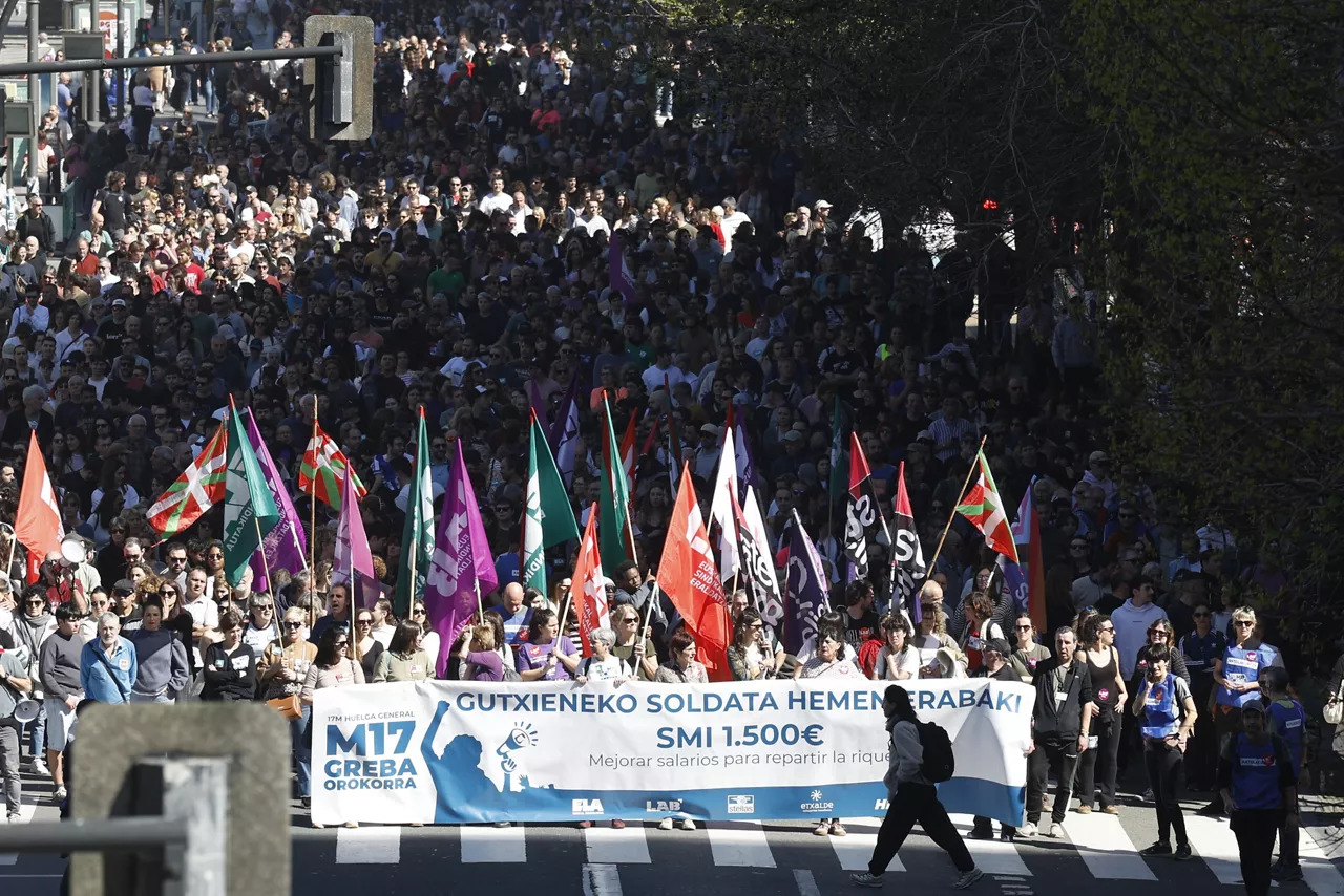 SAN SEBASTIÁN, 17/03/2026.- Una manifestación recorre las calles de San Sebastián este martes con motivo de la huelga general convocada por ELA, LAB y otros sindicatos vascos, en demanda de un salario mínimo interprofesional (SMI) propio. EFE/ Juan Herrero
