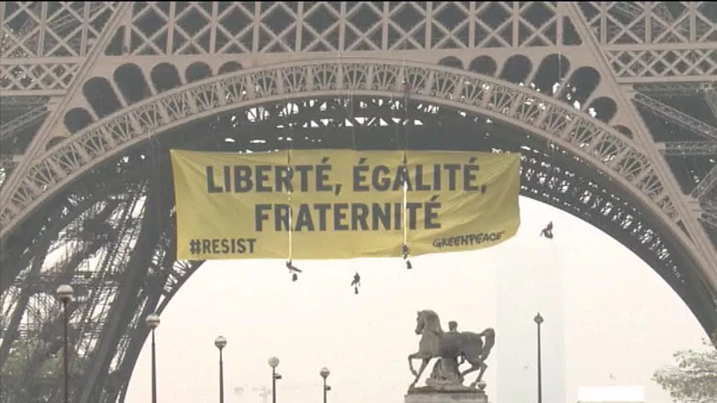 greenpeace-torre-eiffel_
