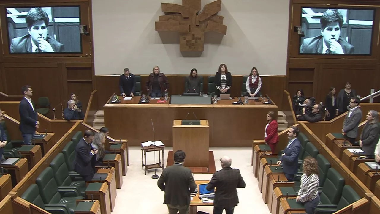 Minuto de silencio en el Parlamento Vasco por Gregorio Ordoñez