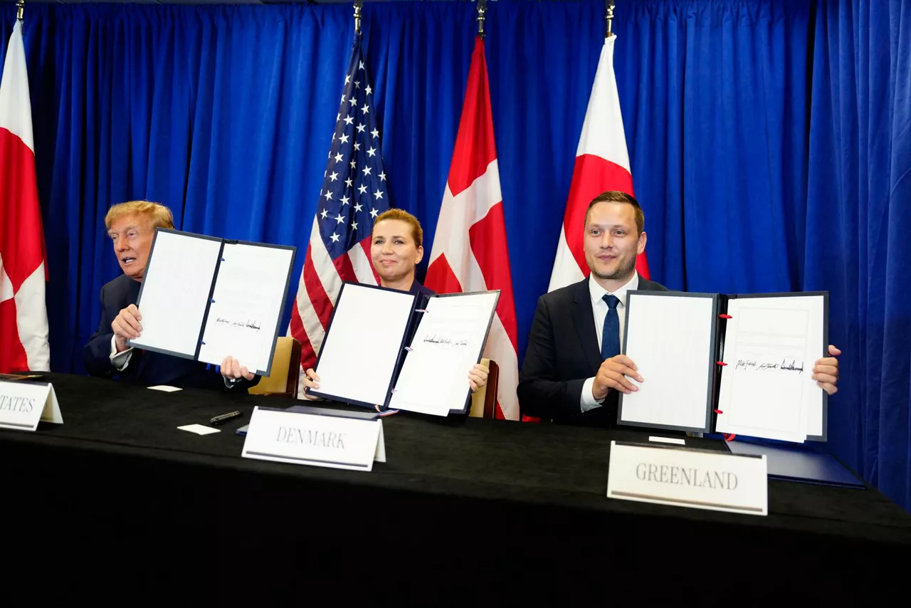 New York (United States), 22/09/2026.- (L-R) US President Donald Trump, Denmark's Prime Minister Mette Frederiksen and Greenland's Prime Minister Jens-Frederik Nielsen show signed documents during the signing ceremony for a trilateral Arctic security agreement between the United States, Denmark, and Greenland at the UN Headquarters in New York, New York, USA, 22 September 2026, on the sidelines of the United Nations General Assembly (UNGA). (Dinamarca, Groenlandia, Estados Unidos, Nueva York) EFE/EPA/MADS CLAUS RASMUSSEN DENMARK OUT
