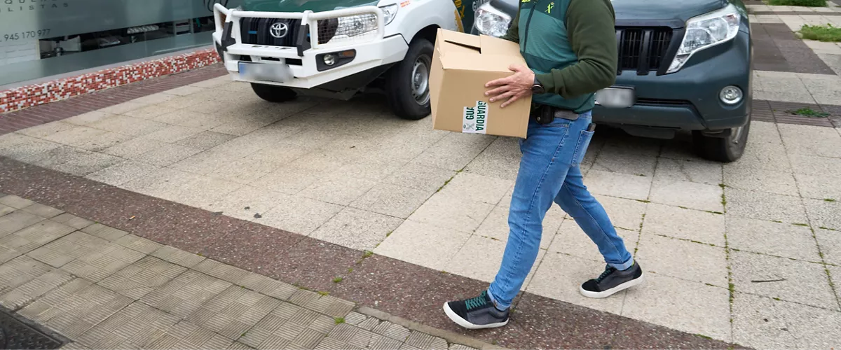 VITORIA, 29/04/2026.- Efectivos de la Guardia Civil desarrollan este miércoles en Vitoria una operación contra la delincuencia común relacionada con las ciberestafas, según han confirmado a EFE fuentes de dicho cuerpo. Con dicho fin, a primera hora de la mañana, miembros de la Guardia Civil se han desplazado al barrio de Lakua, en el entorno de la calle Portal de Foronda. EFE/Adrián Ruiz-Hierro
