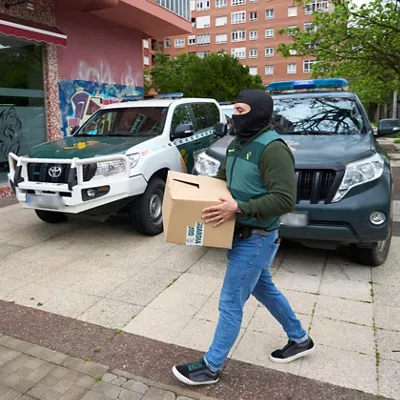 VITORIA, 29/04/2026.- Efectivos de la Guardia Civil desarrollan este miércoles en Vitoria una operación contra la delincuencia común relacionada con las ciberestafas, según han confirmado a EFE fuentes de dicho cuerpo. Con dicho fin, a primera hora de la mañana, miembros de la Guardia Civil se han desplazado al barrio de Lakua, en el entorno de la calle Portal de Foronda. EFE/Adrián Ruiz-Hierro
