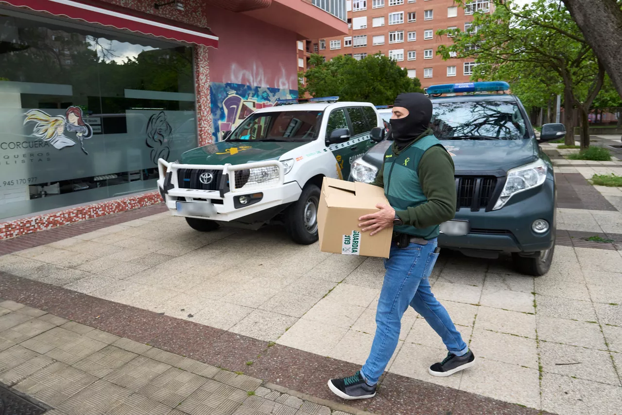 VITORIA, 29/04/2026.- Efectivos de la Guardia Civil desarrollan este miércoles en Vitoria una operación contra la delincuencia común relacionada con las ciberestafas, según han confirmado a EFE fuentes de dicho cuerpo. Con dicho fin, a primera hora de la mañana, miembros de la Guardia Civil se han desplazado al barrio de Lakua, en el entorno de la calle Portal de Foronda. EFE/Adrián Ruiz-Hierro
