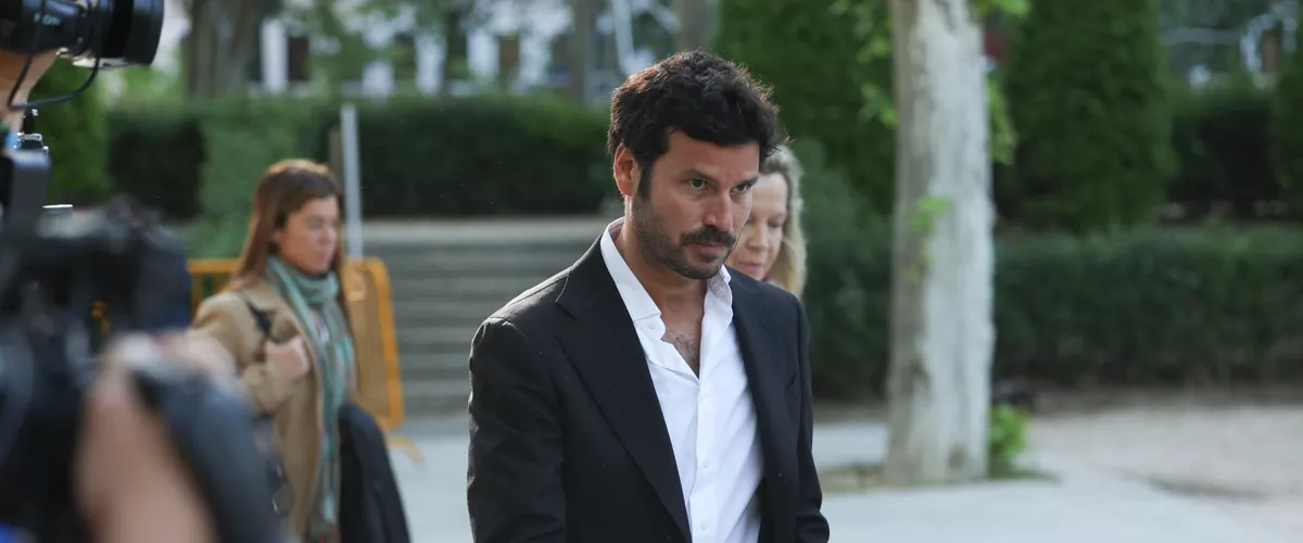 MADRID, 27/04/2026.- Guillermo Bárcenas, hijo del extesorero del PP Luis Bárcenas, a su llegada este lunes a la Audiencia Nacional para testificar en el juicio del caso Kitchen, en el que Bárcenas fue víctima de una presunta operación parapolicial orquestada desde el Ministerio del Interior para sustraerle información. EFE/ Kiko Huesca
