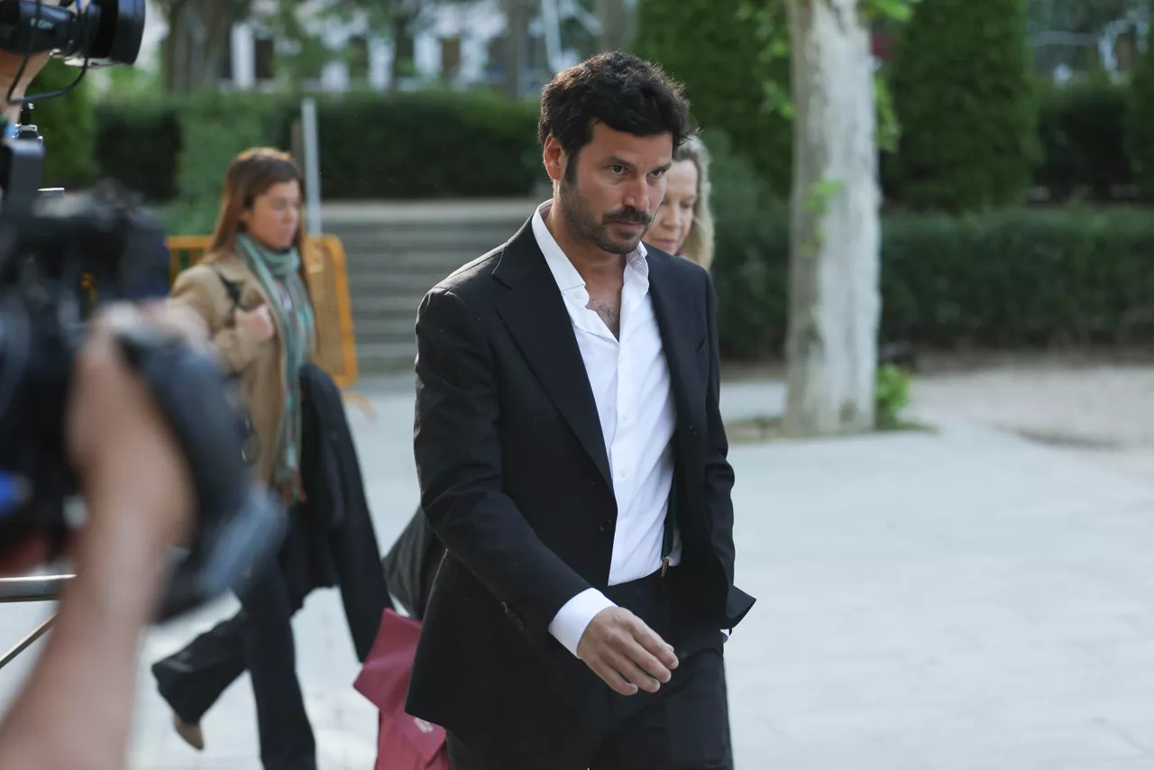 MADRID, 27/04/2026.- Guillermo Bárcenas, hijo del extesorero del PP Luis Bárcenas, a su llegada este lunes a la Audiencia Nacional para testificar en el juicio del caso Kitchen, en el que Bárcenas fue víctima de una presunta operación parapolicial orquestada desde el Ministerio del Interior para sustraerle información. EFE/ Kiko Huesca
