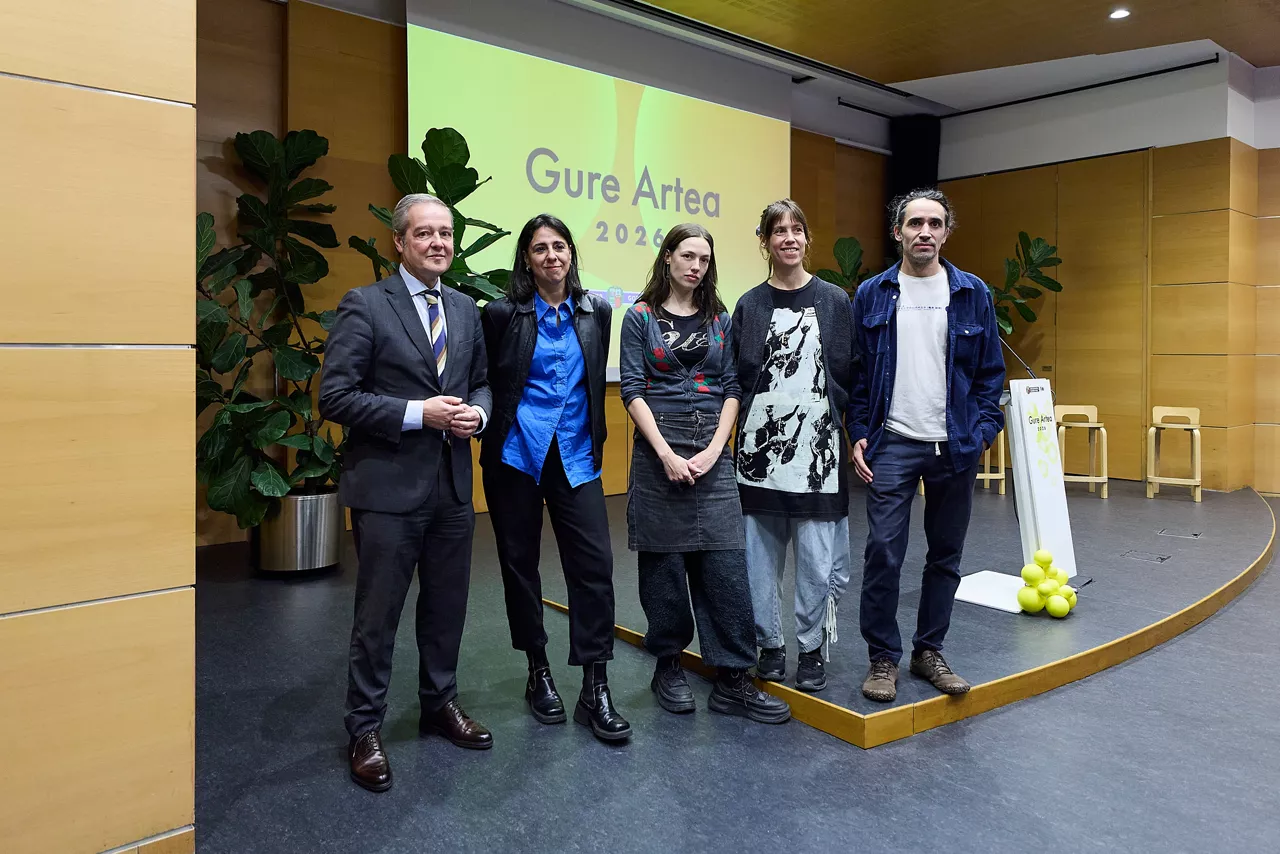 Gurea Artea sariak. 
Andoni Iturbe Kultura sailburuordea, Beatriz Olabarrieta eta Kampai Espazioaren ordezkariak, 