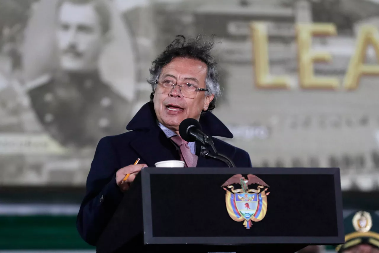 AME1063. BOGOTÁ (COLOMBIA), 29/12/2025.- El presidente de Colombia, Gustavo Petro, habla en una ceremonia de ascensos militares este lunes, en Bogotá (Colombia). El Gobierno colombiano anunció un aumento sin precedentes del 23,7 % del salario mínimo, que fue fijado para 2026 en dos millones de pesos (unos 535 dólares) incluido el subsidio de transporte, informó Petro. EFE/Carlos Ortega
