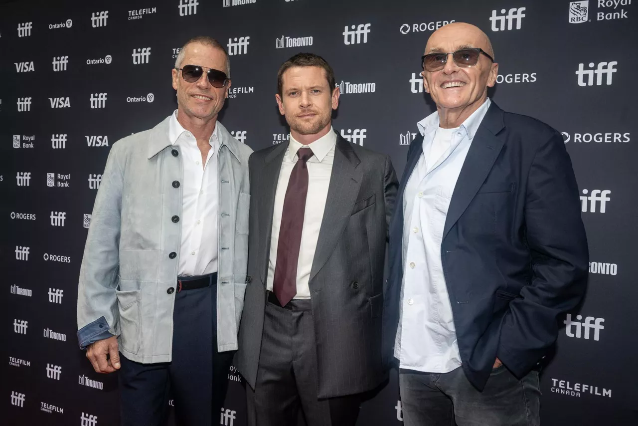 TORONTO (Canada), 15/09/2026.- Actors Guy Pearce (L), Jack O'Connell (C) and film director Danny Boyle (R) arrive for the Canadian premiere of the film 'Ink' during the 51st annual Toronto International Film Festival (TIFF), in Toronto, Canada, 15 September 2026. As Canada's premiere home of cinema, TIFF offers screenings, lectures, discussions, festivals, workshops, events, professional development and opportunities to meet, hear and learn from filmmakers from Canada and around the world. (Cine, Cine) EFE/EPA/EDUARDO LIMA
