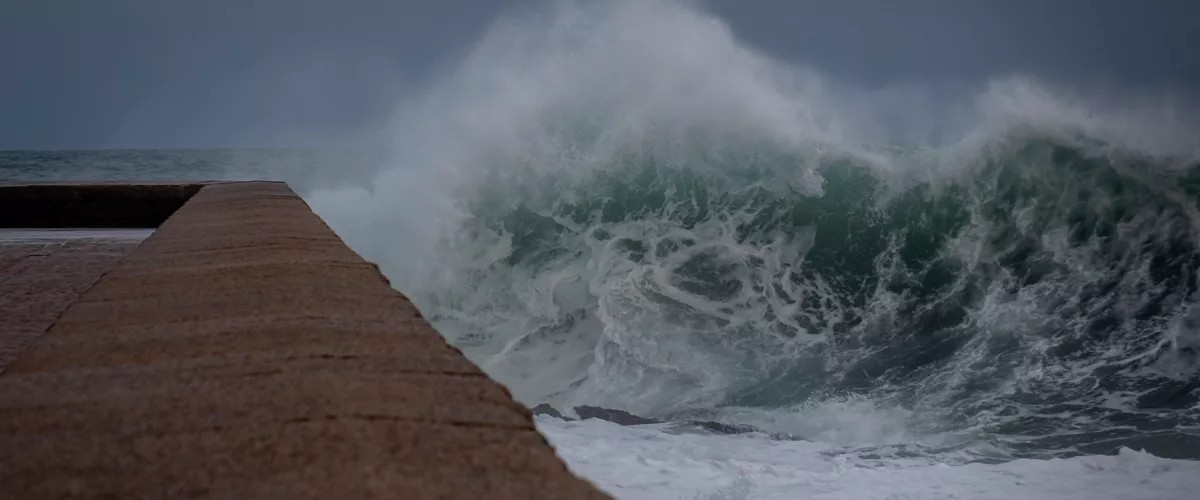 SAN SEBASTIÁN, 26/01/2026.- Vista del oleaje este lunes San Sebastián, donde el Ayuntamiento mantiene cerrados todos los paseos marítimos y los principales parques de la ciudad por la alerta naranja por riesgo de impacto de olas. EFE/Javier Etxezarreta
