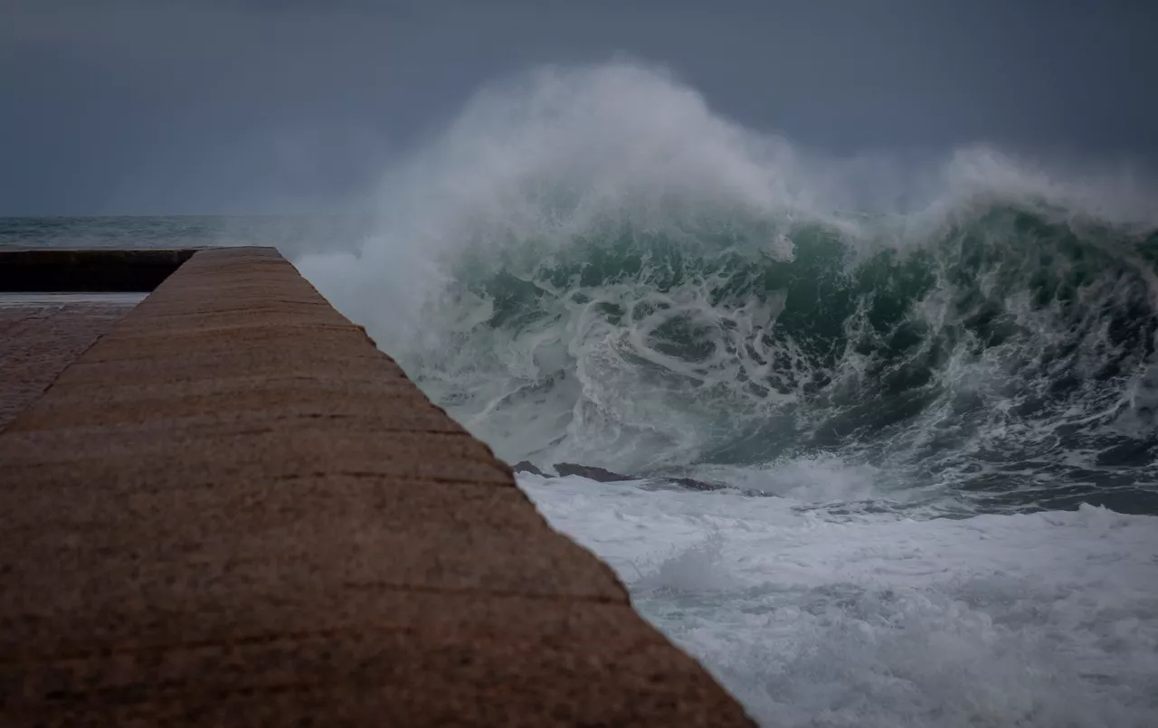 SAN SEBASTIÁN, 26/01/2026.- Vista del oleaje este lunes San Sebastián, donde el Ayuntamiento mantiene cerrados todos los paseos marítimos y los principales parques de la ciudad por la alerta naranja por riesgo de impacto de olas. EFE/Javier Etxezarreta
