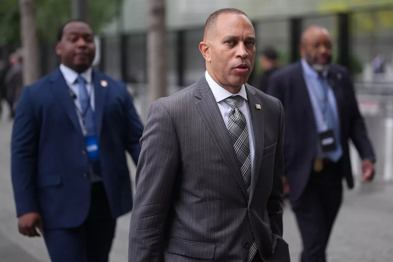 New York (USA), 11/09/2026.- Minority Leader of the US House of Representatives Hakeem Jeffries arrives at the memorial to commemorate the 25th anniversary of the September 11 terrorist attacks on the World Trade Center at the National 9/11 Memorial & Museum in New York, New York, USA, 11 September 2026. Annual commemorative ceremonies are held at the three main sites of the terror attacks on 11 September 2001. (Terrorista, Nueva York) EFE/EPA/Adam Gray / POOL
