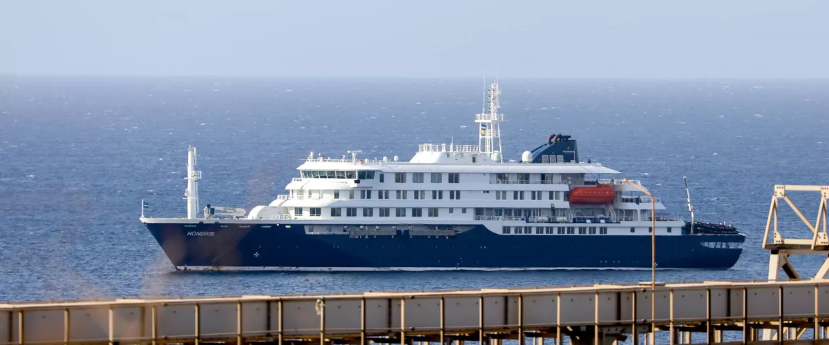 FOTODELDÍA Praia (Cabo Verde), 04/05/2026.- El crucero holandés MV Hondius se encuentra anclado frente a la costa de la ciudad de Praia, en la isla de Santiago, Cabo Verde, este lunes, tras la muerte de tres personas a bordo a causa de un síndrome respiratorio agudo. La Organización Mundial de la Salud (OMS) informó de un caso confirmado y cinco casos sospechosos adicionales de infección por hantavirus en el buque que navega en el océano Atlántico. Tres de los afectados han fallecido y uno se encuentra actualmente en cuidados intensivos en Sudáfrica. EFE/ Elton Monteiro
