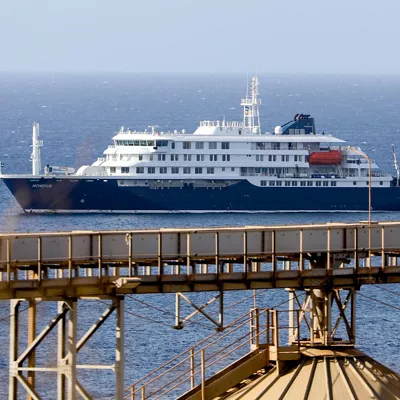 FOTODELDÍA Praia (Cabo Verde), 04/05/2026.- El crucero holandés MV Hondius se encuentra anclado frente a la costa de la ciudad de Praia, en la isla de Santiago, Cabo Verde, este lunes, tras la muerte de tres personas a bordo a causa de un síndrome respiratorio agudo. La Organización Mundial de la Salud (OMS) informó de un caso confirmado y cinco casos sospechosos adicionales de infección por hantavirus en el buque que navega en el océano Atlántico. Tres de los afectados han fallecido y uno se encuentra actualmente en cuidados intensivos en Sudáfrica. EFE/ Elton Monteiro
