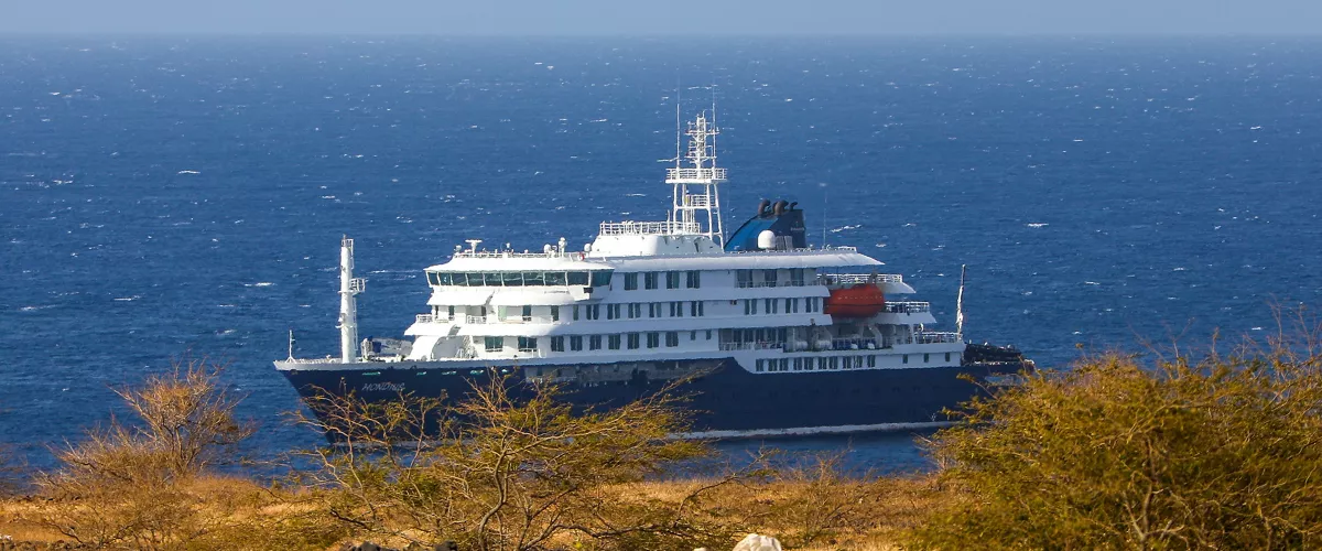 Praia (Cape Verde), 04/05/2026.- Dutch cruise ship MV Hondius (back) is anchored off the coast of the city of Praia on the island of Santiago, Cape Verde, 04 May 2026, after three people died onboard from an acute respiratory syndrome. The World Health Organization (WHO) reported one confirmed case and five additional suspected cases of hantavirus infection on the vessel sailing in the Atlantic Ocean. Three of those affected have died and one is currently in intensive care in South Africa. (Cabo Verde, Sudáfrica) EFE/EPA/ELTON MONTEIRO
