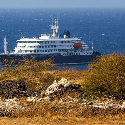 Praia (Cape Verde), 04/05/2026.- Dutch cruise ship MV Hondius (back) is anchored off the coast of the city of Praia on the island of Santiago, Cape Verde, 04 May 2026, after three people died onboard from an acute respiratory syndrome. The World Health Organization (WHO) reported one confirmed case and five additional suspected cases of hantavirus infection on the vessel sailing in the Atlantic Ocean. Three of those affected have died and one is currently in intensive care in South Africa. (Cabo Verde, Sudáfrica) EFE/EPA/ELTON MONTEIRO
