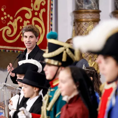 GRAFCAV8546. SAN SEBASTIÁN (ESPAÑA), 13/01/2026.- El alcalde de San Sebastián, Jon Insausti (i), interviene en la presentación de la Tamborrada Infantil 2026, en un acto celebrado este martes en el que también han participado algunos de los protagonistas del desfile. EFE/Juan Herrero.
