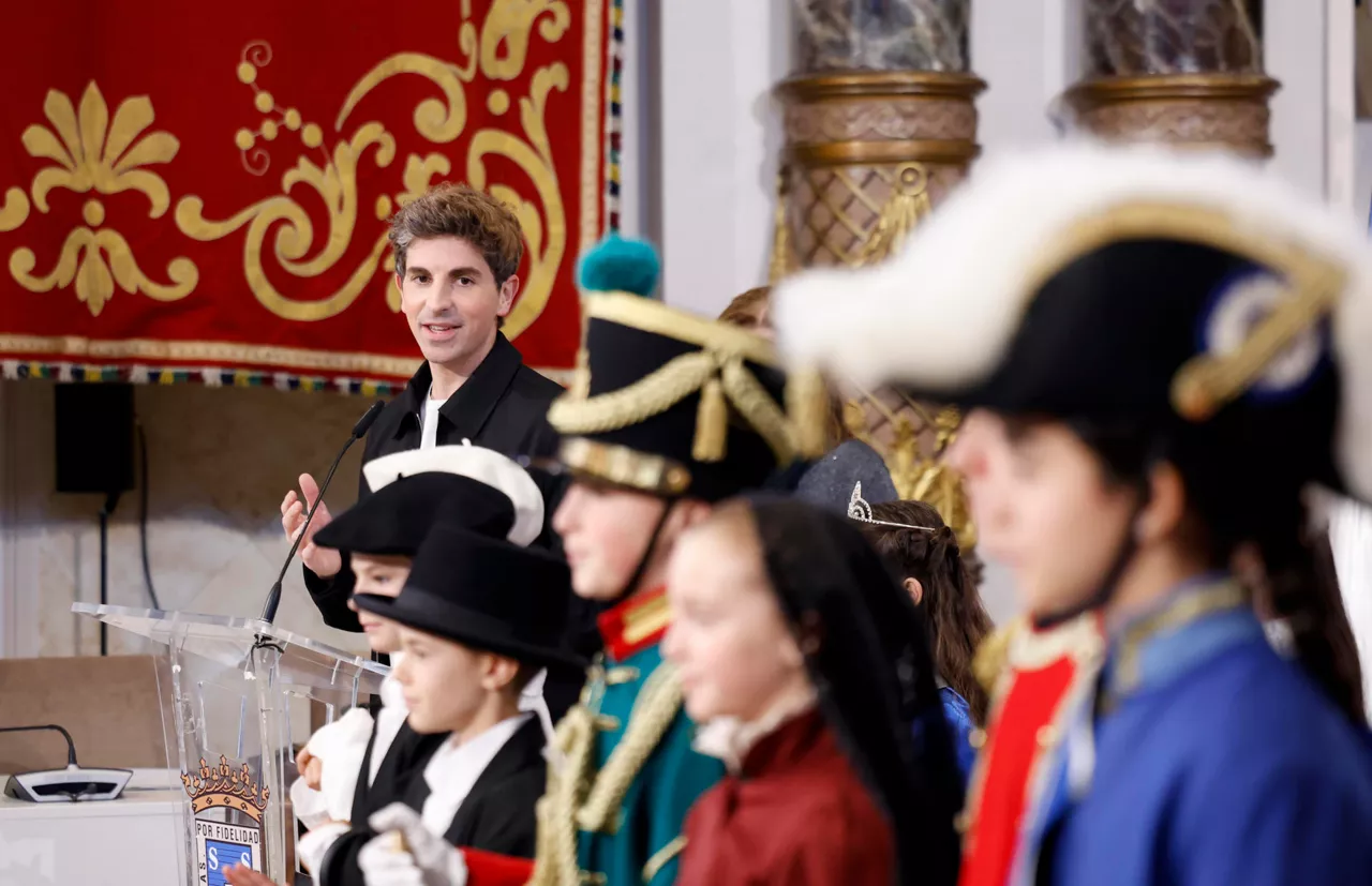 GRAFCAV8546. SAN SEBASTIÁN (ESPAÑA), 13/01/2026.- El alcalde de San Sebastián, Jon Insausti (i), interviene en la presentación de la Tamborrada Infantil 2026, en un acto celebrado este martes en el que también han participado algunos de los protagonistas del desfile. EFE/Juan Herrero.
