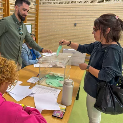 SEVILLA, 17/05/2026.- El 100 % de las 10.403 mesas electorales para los comicios autonómicos andaluces estaban constituidas a las 9.45 horas, según los datos de la web de seguimiento electoral de la Junta de Andalucía. EFE/ David Arjona
