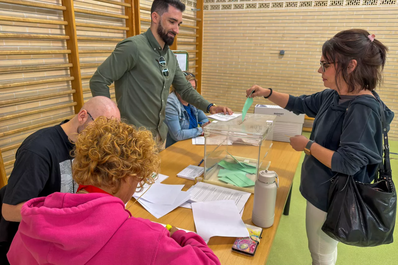 SEVILLA, 17/05/2026.- El 100 % de las 10.403 mesas electorales para los comicios autonómicos andaluces estaban constituidas a las 9.45 horas, según los datos de la web de seguimiento electoral de la Junta de Andalucía. EFE/ David Arjona
