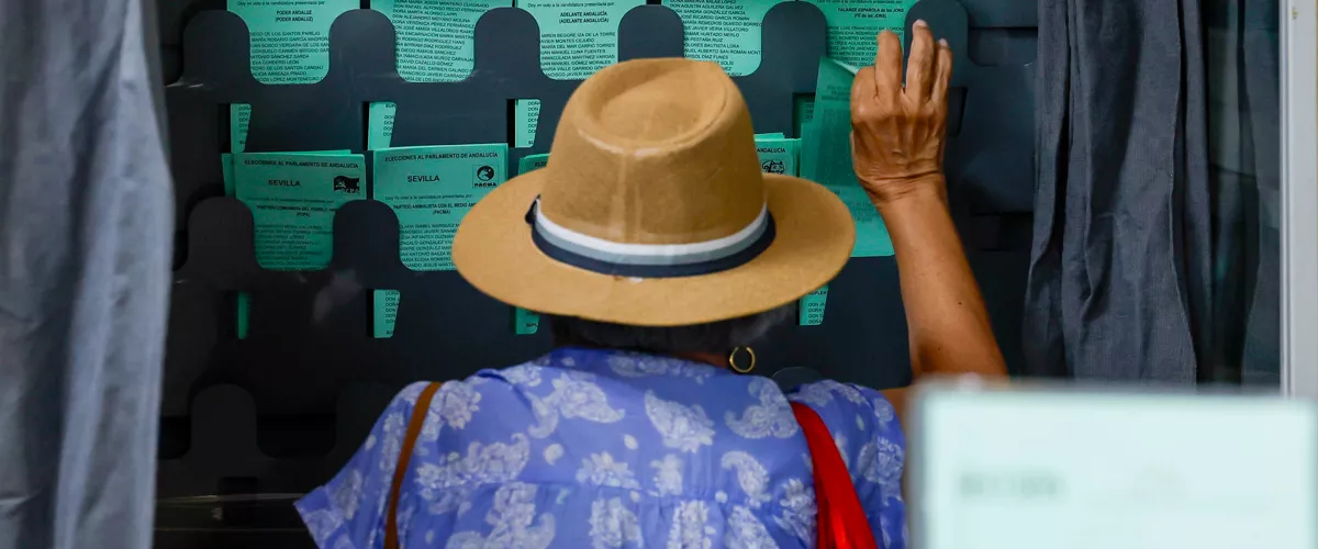 SEVILLA, 17/05/2026.- Una mujer ejerce su derecho al voto en un colegio electoral en Sevilla, este domingo. El 100 % de las 10.403 mesas electorales para los comicios autonómicos andaluces estaban constituidas a las 9.45 horas, según los datos de la web de seguimiento electoral de la Junta de Andalucía. EFE/ Julio Muñoz
