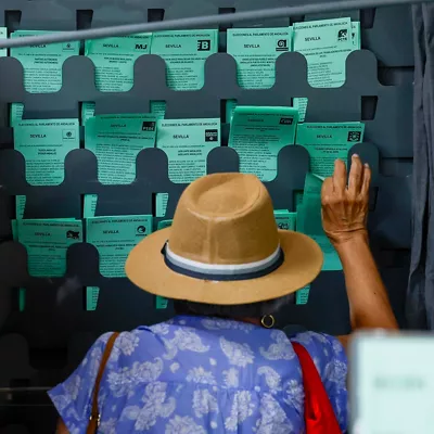 SEVILLA, 17/05/2026.- Una mujer ejerce su derecho al voto en un colegio electoral en Sevilla, este domingo. El 100 % de las 10.403 mesas electorales para los comicios autonómicos andaluces estaban constituidas a las 9.45 horas, según los datos de la web de seguimiento electoral de la Junta de Andalucía. EFE/ Julio Muñoz
