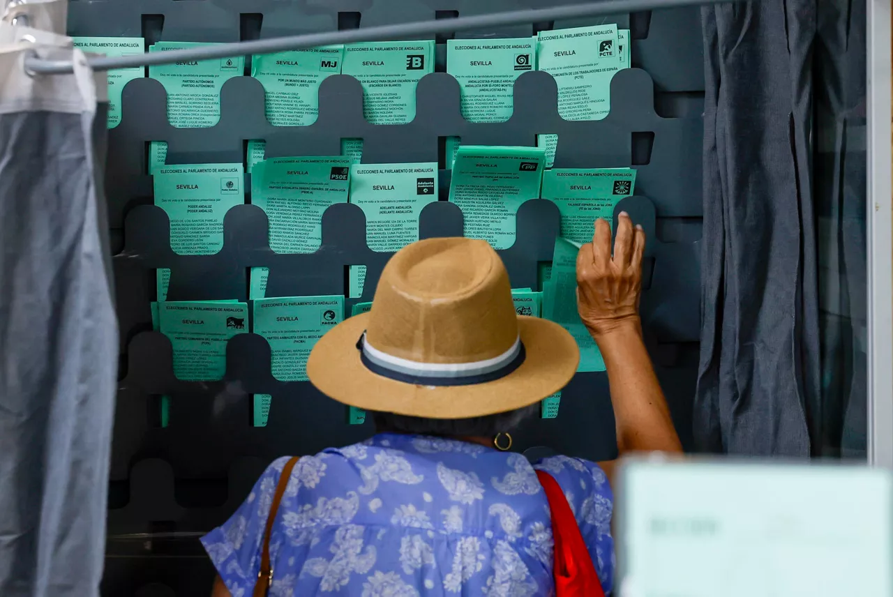 SEVILLA, 17/05/2026.- Una mujer ejerce su derecho al voto en un colegio electoral en Sevilla, este domingo. El 100 % de las 10.403 mesas electorales para los comicios autonómicos andaluces estaban constituidas a las 9.45 horas, según los datos de la web de seguimiento electoral de la Junta de Andalucía. EFE/ Julio Muñoz
