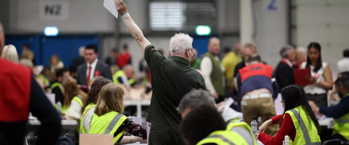 EDINBURGH (United Kingdom), 08/05/2026.- An election observer holds up a paper during the election count of the Scottish Parliamentary elections at the Royal Highland Centre in Edinburgh, Scotland, Britain, 08 May 2026. Voters went to the polls on 07 May to elect 129 members to the Scottish Parliament. (Elecciones, Reino Unido, Edimburgo) EFE/EPA/ADAM VAUGHAN
