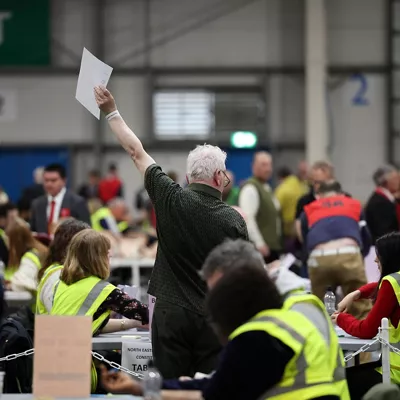 EDINBURGH (United Kingdom), 08/05/2026.- An election observer holds up a paper during the election count of the Scottish Parliamentary elections at the Royal Highland Centre in Edinburgh, Scotland, Britain, 08 May 2026. Voters went to the polls on 07 May to elect 129 members to the Scottish Parliament. (Elecciones, Reino Unido, Edimburgo) EFE/EPA/ADAM VAUGHAN

