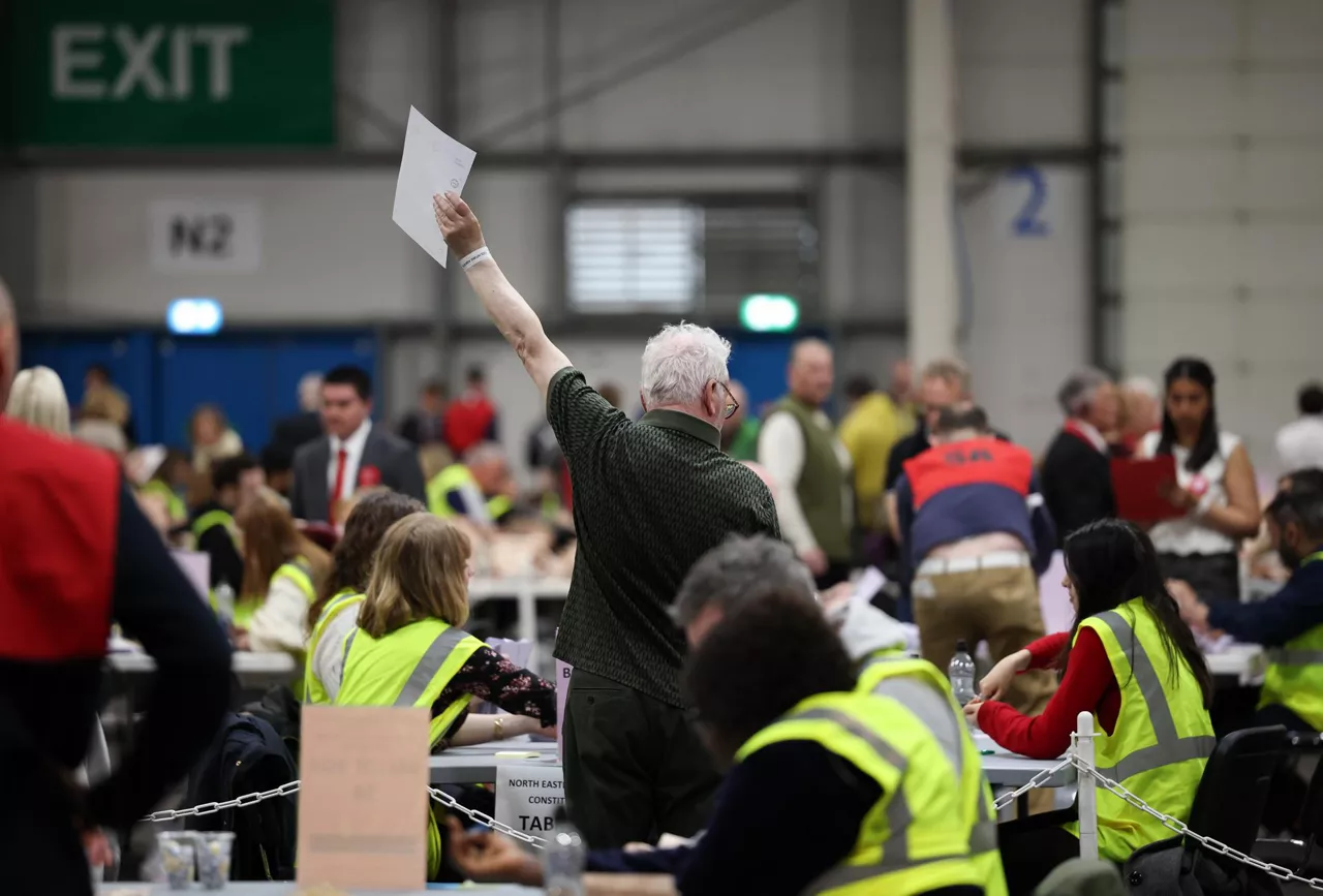 EDINBURGH (United Kingdom), 08/05/2026.- An election observer holds up a paper during the election count of the Scottish Parliamentary elections at the Royal Highland Centre in Edinburgh, Scotland, Britain, 08 May 2026. Voters went to the polls on 07 May to elect 129 members to the Scottish Parliament. (Elecciones, Reino Unido, Edimburgo) EFE/EPA/ADAM VAUGHAN
