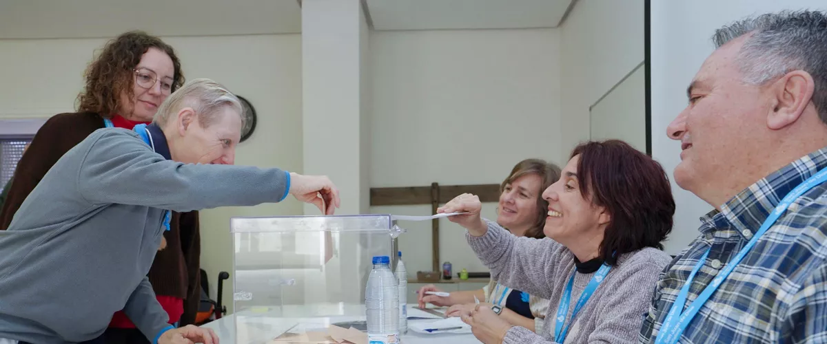 VALLADOLID, 12/03/2026.-Usuarios del Colegio de Educación Especial en el Centro San Juan de Dios de Valladolid han recibido un taller formativo para que el próximo domingo  puedan ejercer un voto consciente y responsable" en las elecciones al parlamento de Castilla y León. EFE/ Nacho Gallego
