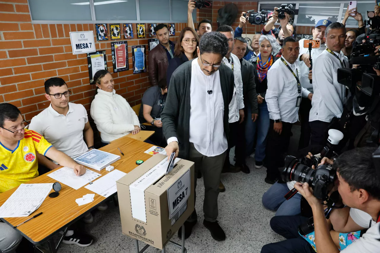 AME7084. BOGOTÁ (COLOMBIA), 31/05/2026.- El candidato presidencial por el partido oficialista Pacto Histórico, Iván Cepeda, vota este domingo en Bogotá (Colombia). Cepeda votó en el Colegio San Lucas del barrio Kennedy, en el sur de Bogotá, donde estuvo acompañado por decenas de personas que apoyan su candidatura y de miembros de su equipo de campaña, como la congresista María José Pizarro. EFE/ Carlos Ortega
