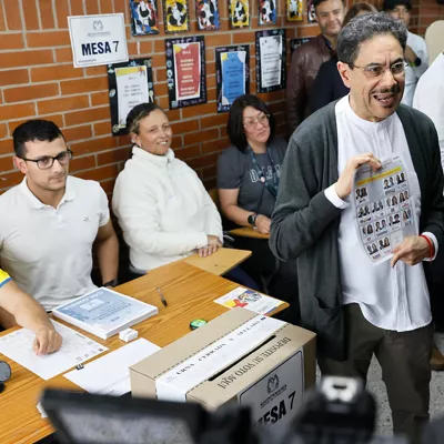 AME7084. BOGOTÁ (COLOMBIA), 31/05/2026.- El candidato presidencial por el partido oficialista Pacto Histórico, Iván Cepeda (c), vota este domingo en Bogotá (Colombia). Cepeda votó en el Colegio San Lucas del barrio Kennedy, en el sur de Bogotá, donde estuvo acompañado por decenas de personas que apoyan su candidatura y de miembros de su equipo de campaña, como la congresista María José Pizarro. EFE/ Carlos Ortega
