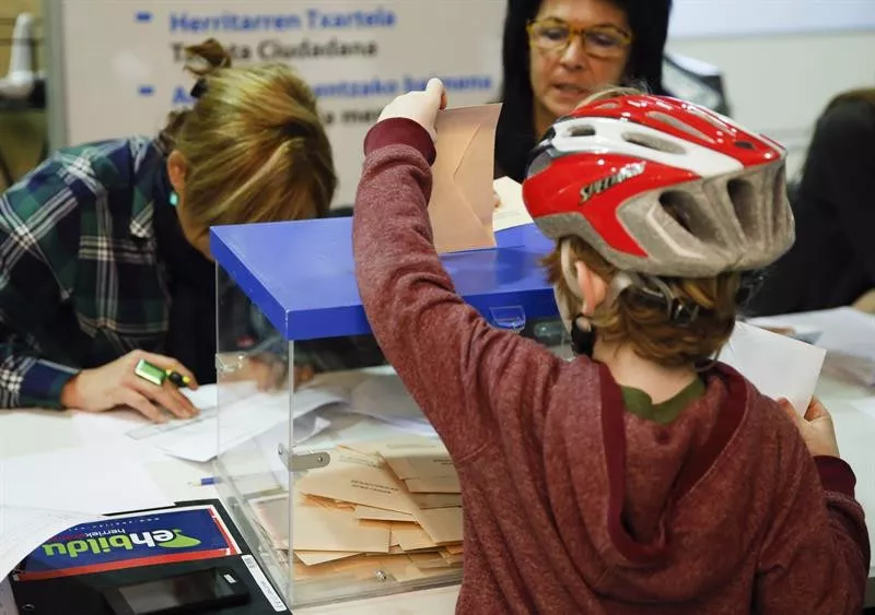 hauteskundeak elecciones niño umea urna hautestontzi