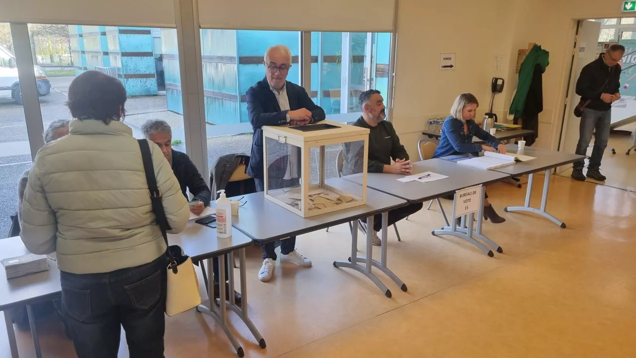 Un colegio electoral de Baiona, esta mañana. 