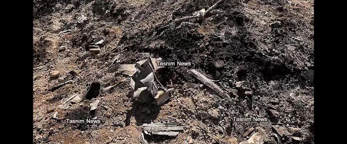 IRÁN, 03/04/2026.-Captura del vídeo difundido por la Agencia Tasnim, próxima a la Guardia Revolucionaria, que muestra lo que el medio identifica como restos del caza estadounidense F-15E derribado en el sur de Irán. Irán derribó un caza estadounidense en su territorio por primera vez desde que se inició la guerra en Oriente Medio, según informaron funcionarios de EE.UU. y medios afines a Teherán a varios medios estadounidenses este viernes. Se desconoce el paradero exacto del avión de combate, que sería un F-15E de la Fuerza Aérea, aunque medios como el diario The Washington Post apuntan a que el incidente tuvo lugar al sur de Irán. EFE/ Agencia Tasnim SOLO USO EDITORIAL SOLO DISPONIBLE PARA ILUSTRAR LA NOTICIA QUE ACOMPAÑA (CRÉDITO OBLIGATORIO)
