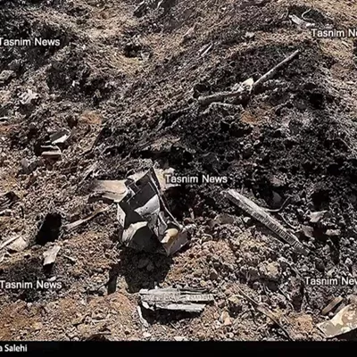 IRÁN, 03/04/2026.-Captura del vídeo difundido por la Agencia Tasnim, próxima a la Guardia Revolucionaria, que muestra lo que el medio identifica como restos del caza estadounidense F-15E derribado en el sur de Irán. Irán derribó un caza estadounidense en su territorio por primera vez desde que se inició la guerra en Oriente Medio, según informaron funcionarios de EE.UU. y medios afines a Teherán a varios medios estadounidenses este viernes. Se desconoce el paradero exacto del avión de combate, que sería un F-15E de la Fuerza Aérea, aunque medios como el diario The Washington Post apuntan a que el incidente tuvo lugar al sur de Irán. EFE/ Agencia Tasnim SOLO USO EDITORIAL SOLO DISPONIBLE PARA ILUSTRAR LA NOTICIA QUE ACOMPAÑA (CRÉDITO OBLIGATORIO)
