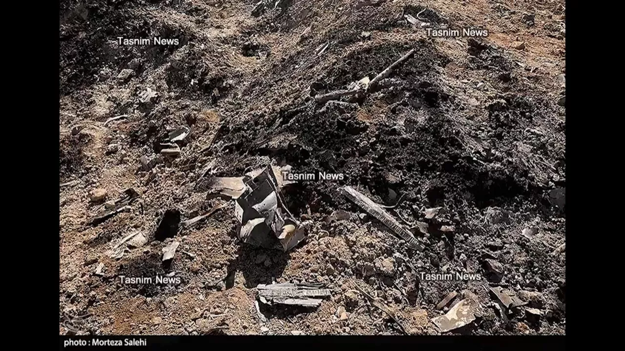 IRÁN, 03/04/2026.-Captura del vídeo difundido por la Agencia Tasnim, próxima a la Guardia Revolucionaria, que muestra lo que el medio identifica como restos del caza estadounidense F-15E derribado en el sur de Irán. Irán derribó un caza estadounidense en su territorio por primera vez desde que se inició la guerra en Oriente Medio, según informaron funcionarios de EE.UU. y medios afines a Teherán a varios medios estadounidenses este viernes. Se desconoce el paradero exacto del avión de combate, que sería un F-15E de la Fuerza Aérea, aunque medios como el diario The Washington Post apuntan a que el incidente tuvo lugar al sur de Irán. EFE/ Agencia Tasnim SOLO USO EDITORIAL SOLO DISPONIBLE PARA ILUSTRAR LA NOTICIA QUE ACOMPAÑA (CRÉDITO OBLIGATORIO)
