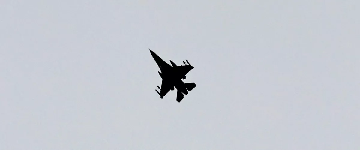 Kiryat Shmona (Israel), 13/03/2026.- An Israeli fighter jet flies over the Upper Galilee, near the Israeli-Lebanon border, 13 March 2026. The Israeli military stated it is conducting strikes across Lebanon targeting Hezbollah infrastructure and personnel. (Líbano, Hizbulá/Hezbolá) EFE/EPA/ATEF SAFADI
