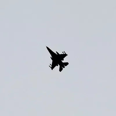 Kiryat Shmona (Israel), 13/03/2026.- An Israeli fighter jet flies over the Upper Galilee, near the Israeli-Lebanon border, 13 March 2026. The Israeli military stated it is conducting strikes across Lebanon targeting Hezbollah infrastructure and personnel. (Líbano, Hizbulá/Hezbolá) EFE/EPA/ATEF SAFADI
